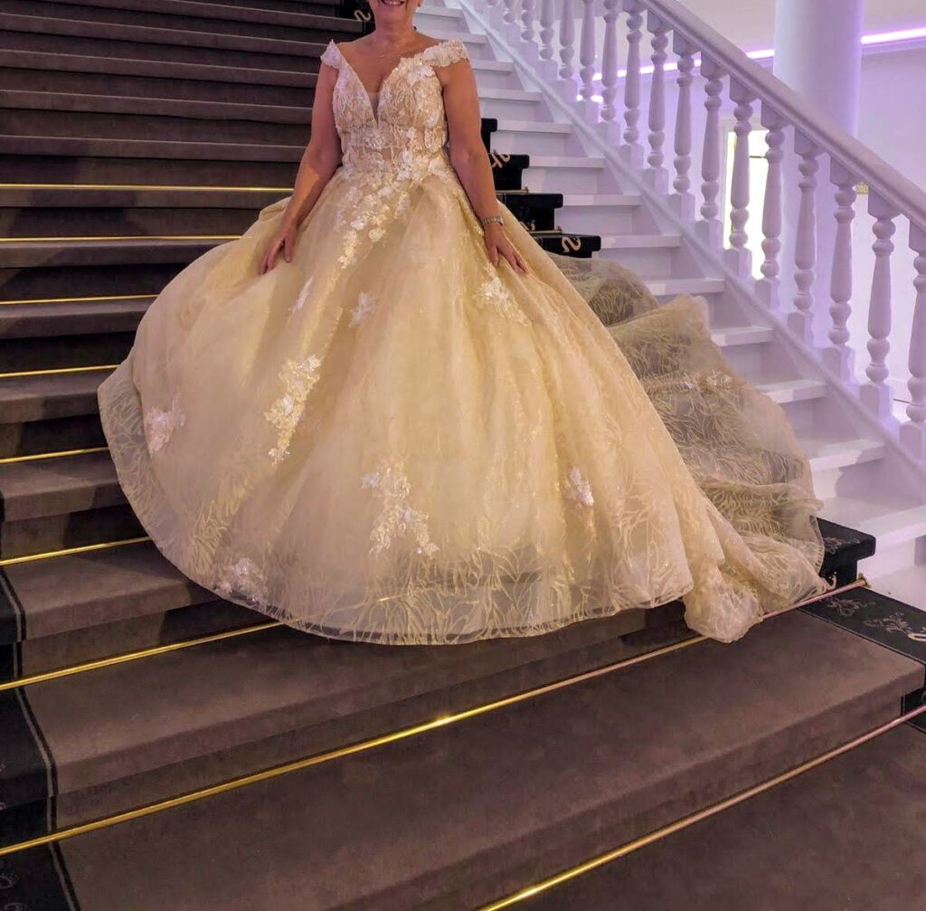 Amazing wedding dress Vindress White Princess Long Off shoulder New (Un-Altered) Natural Size 42