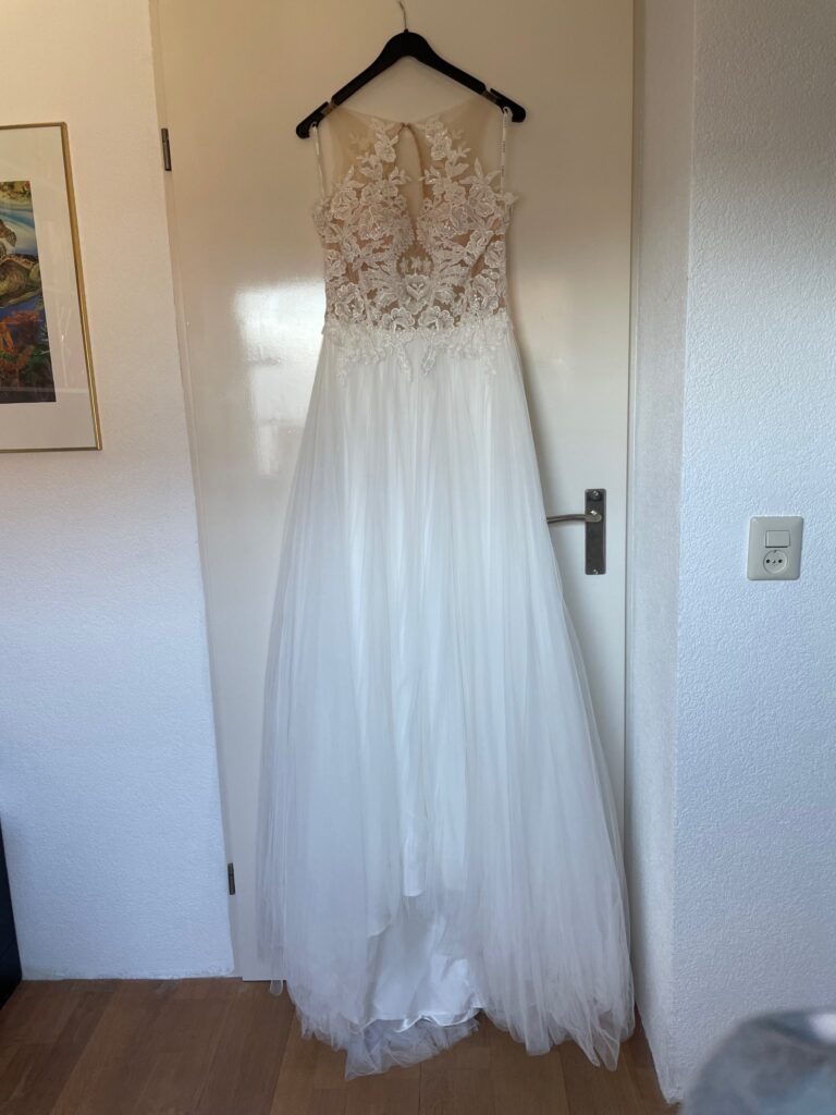 Luxurious wedding dress Vindress White Regular Long V-neck New (Un-Altered) Tulle Size 36