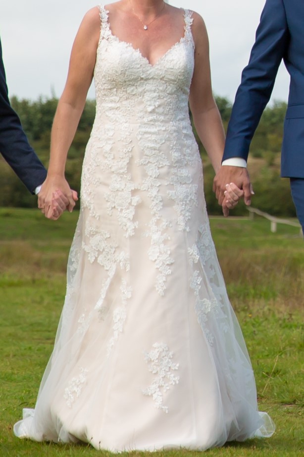 Luxurious wedding dress Vindress White Regular Long V-neck New (Un-Altered) Tulle Size 40