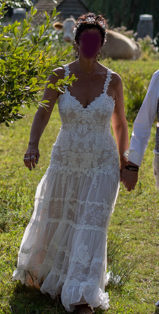 Beautiful wedding dress Boho Ivory Regular Long V-neck New (Un-Altered) Satin Size 42