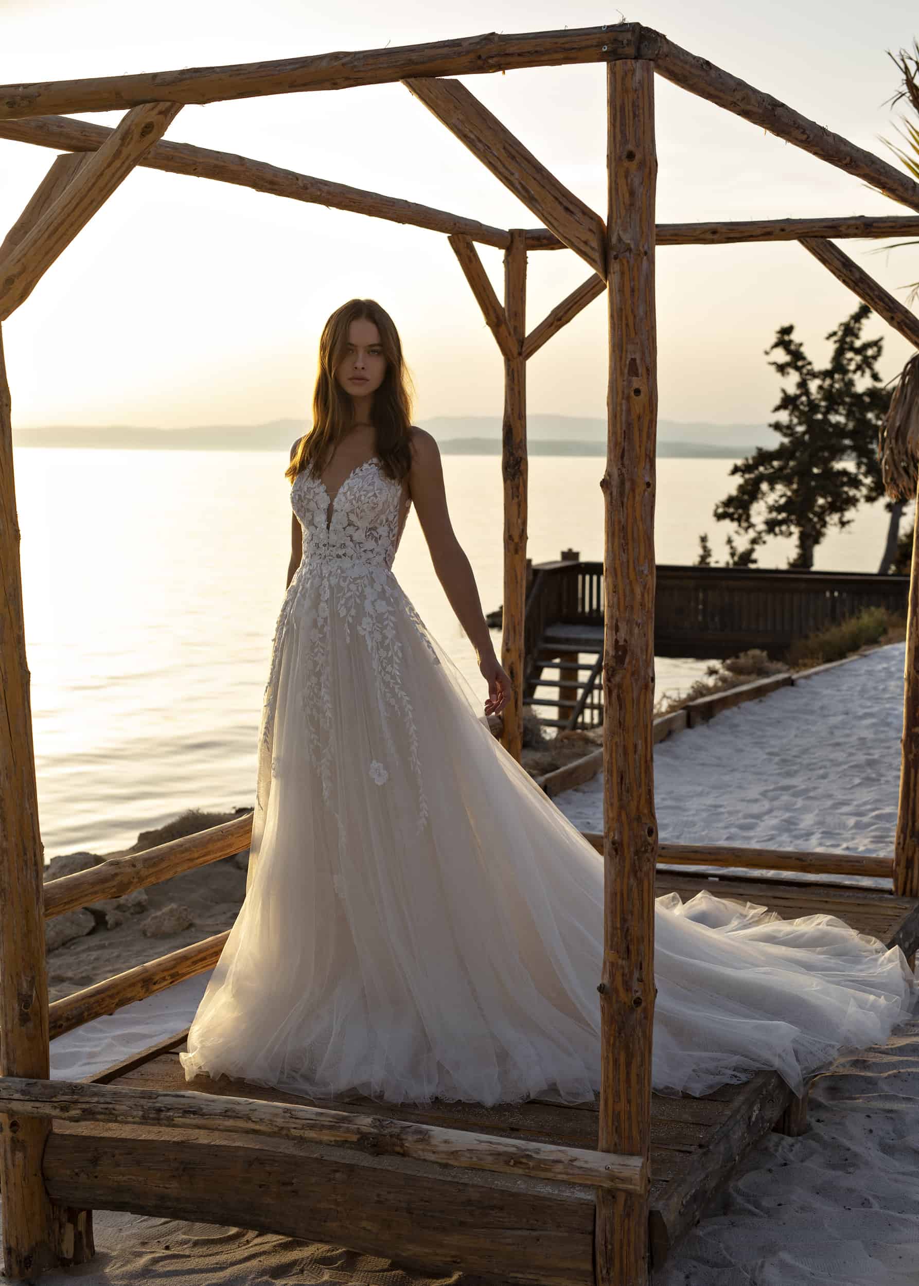 Beautiful wedding dress Vindress Ivory Regular Long V-neck New (Un-Altered) Natural Unknown size
