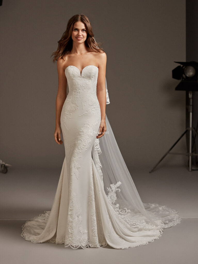 Luxurious wedding dress Pronovias White Mermaid Long Strapless New (Un-Altered) Natural Size 38