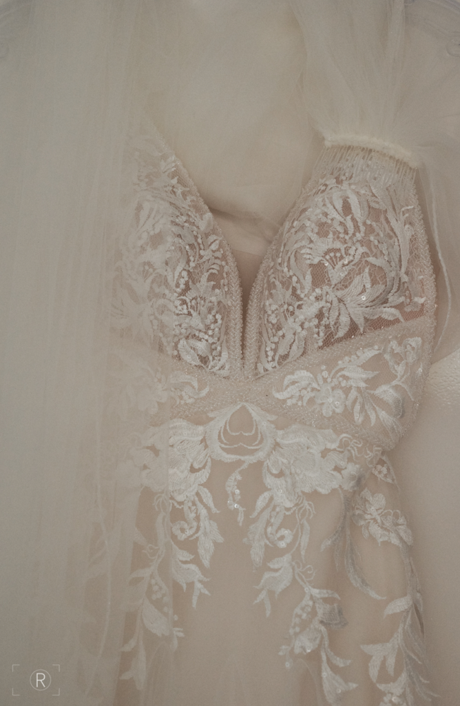 Luxurious wedding dress Vindress Ivory Regular Long V-neck New (Un-Altered) Tulle Size 34