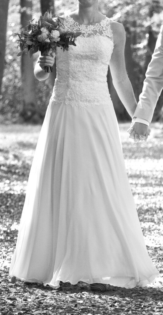 Luxurious wedding dress Vindress Ivory Regular Long V-neck New (Un-Altered) Natural Size 40
