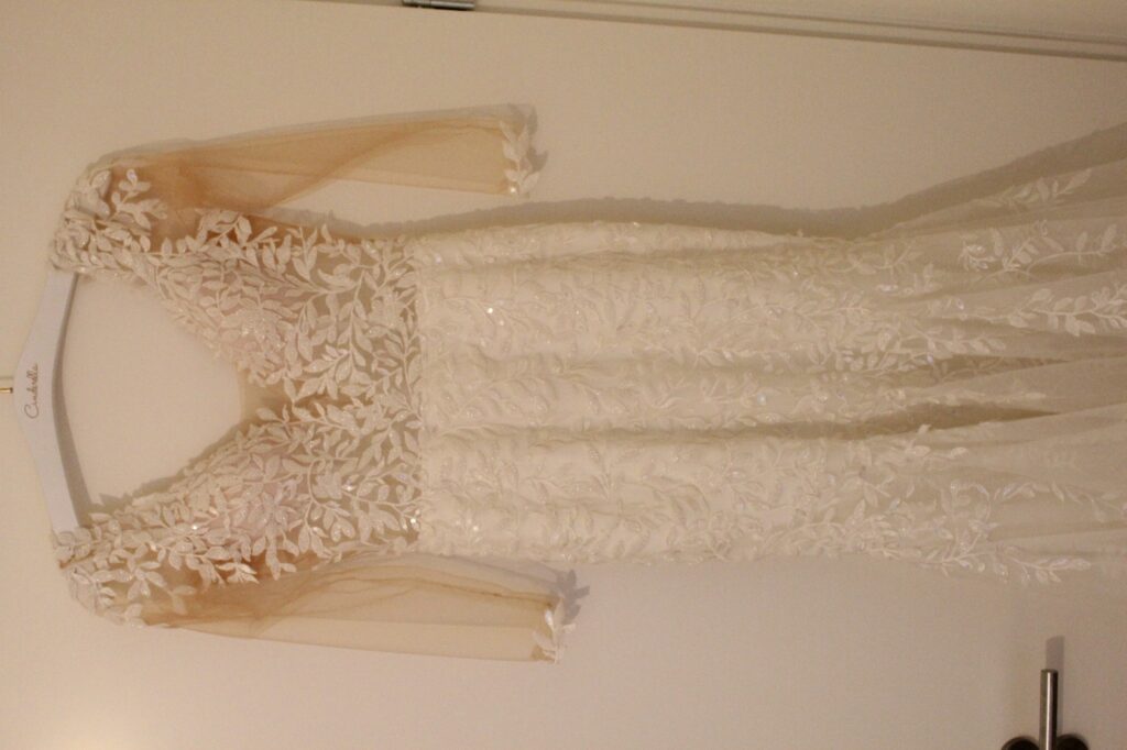 Modern wedding dress Vindress Ivory Mermaid Long V-neck New (Un-Altered) Natural Size 36