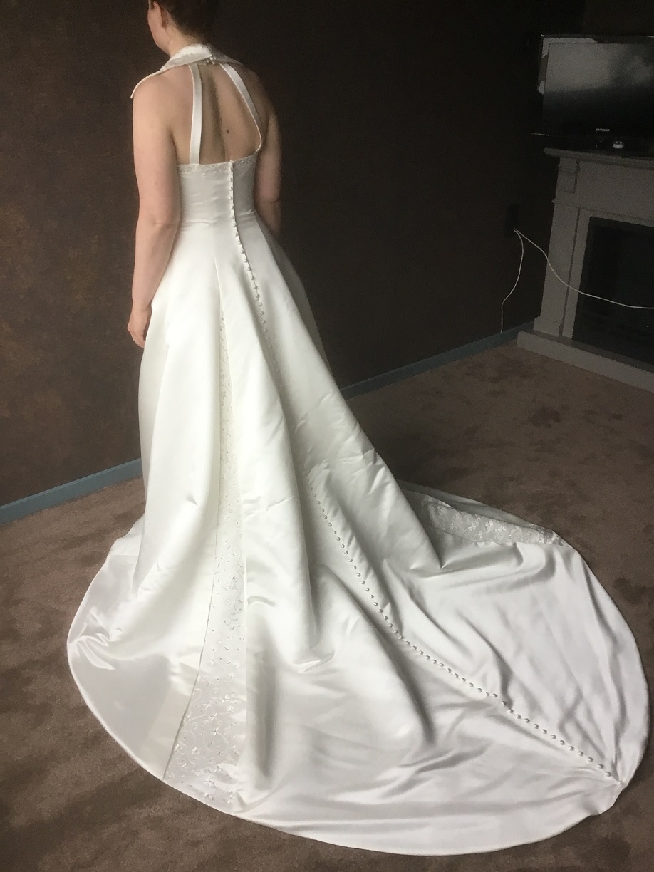 Beautiful wedding dress Vindress Ivory Regular Long V-neck New (Un-Altered) Satin Size 40