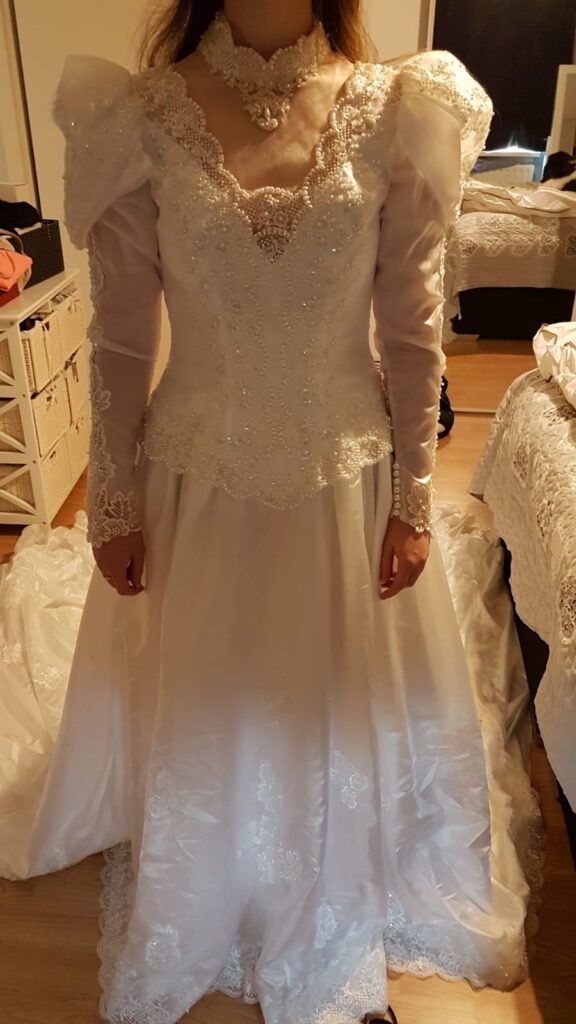 Beautiful wedding dress Vindress White Regular Long V-neck New (Un-Altered) Satin Size 38