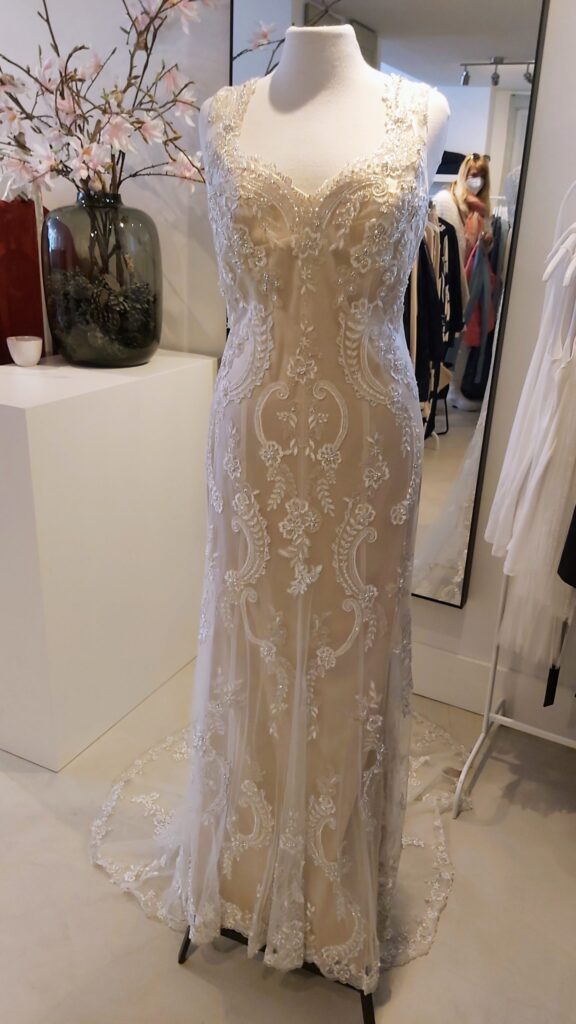 Precious wedding dress Pronovias Ivory Regular Long V-neck New (Un-Altered) Natural Unknown size