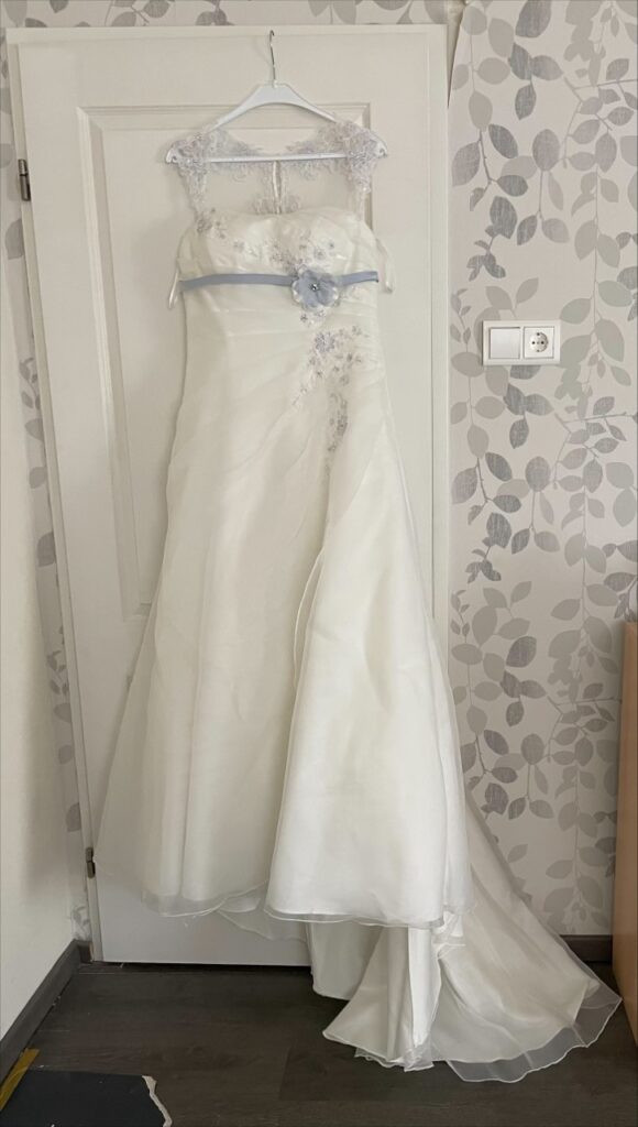Luxurious wedding dress Vindress White Regular Long V-neck New (Un-Altered) Satin Size 42